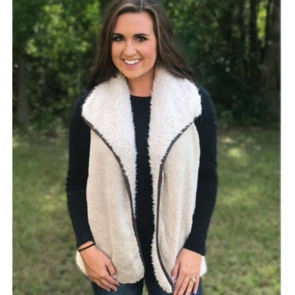 NWT CC Sherpa reversible vest - Picture 5 of 6